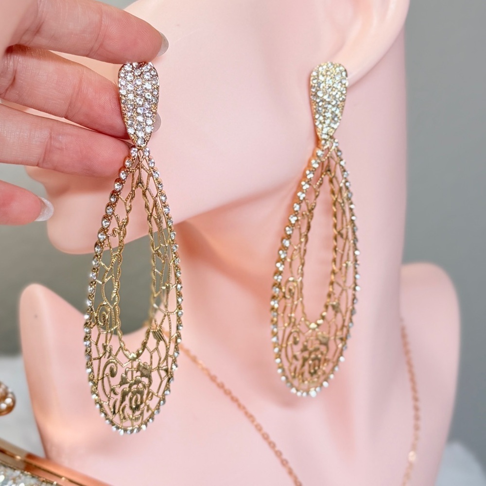 ⚜️ Elegant Gold and Silver Drop Earrings - Picture 4 of 9